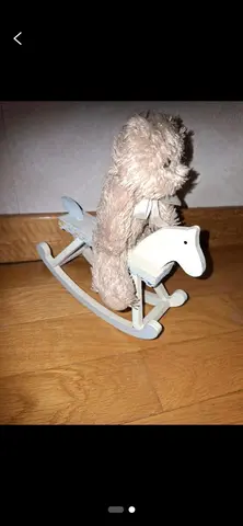ours sur cheval de bois
