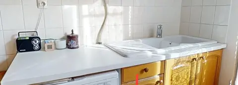 Meubles cuisines, plan de travail, évier, robinet.