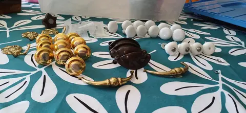 lot de boutons, poignées de porte et tiroir