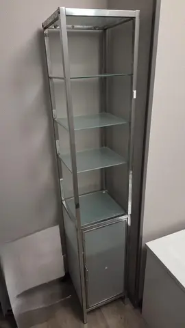 Etagère colonne en métal et en verre.