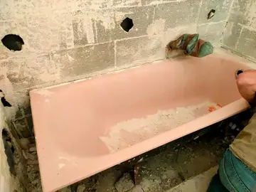 Baignoire rose en fonte