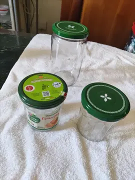 3 bocaux en verre.