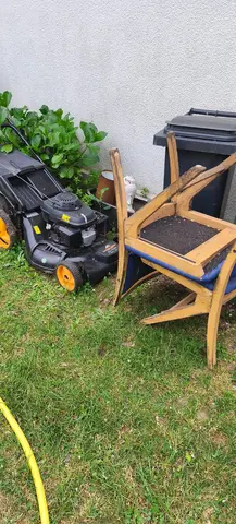 tondeuse thermique et deux chaises