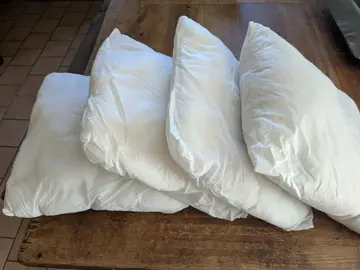 4 petits oreillers carrés