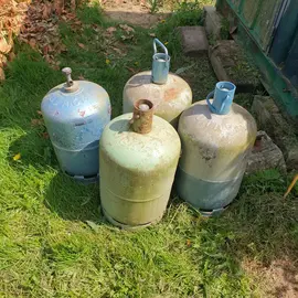 donne 4 bouteilles de gaz vides
