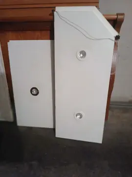 tablettes en mélaminé avec des spots