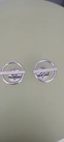 Deux patères murales, diamètre 7 cm