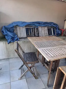 tables et chaises en bois