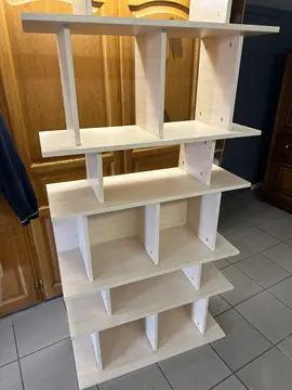 Donne étagère Elle mesure environ 1,60 m de haut.