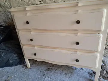 belle commode en bois léger