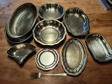 ensemble de plats en inox