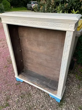 petit bibliothèque avec étagères