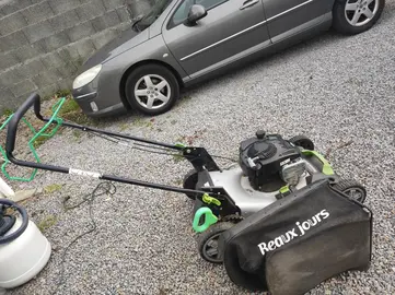 donnons tondeuse à réparer fuite d'essence au niveau du filtre à air