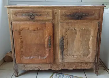Meuble ancien en bois sculpté