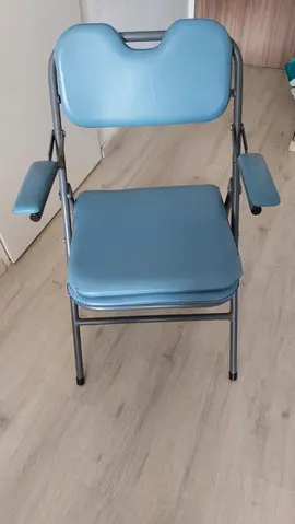 Chaise percée
