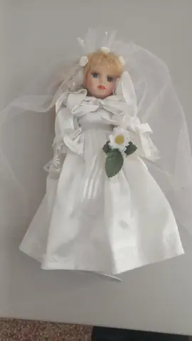 poupée en porcelaine