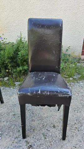 Deux chaises à réparer