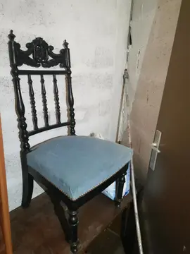 Chaise assise basse noire et bleu