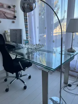 table en verre avec des extensions. dimension : Dimension : 160 x 85 avec 40 x 2 extensions.