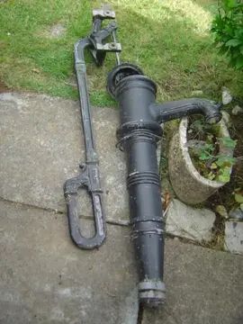 ancienne pompe a eau pour decoration