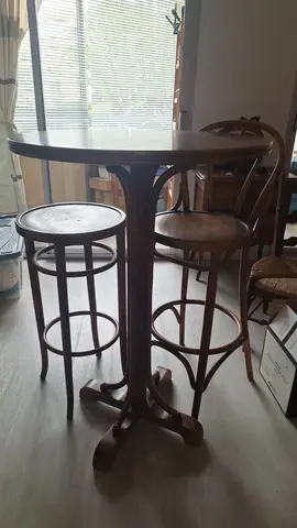Table haute de bar, 2 sièges dont un avec dossier très confortable