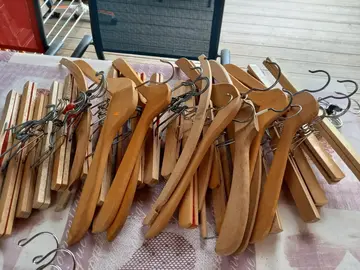 lot de 24 cintres en bois