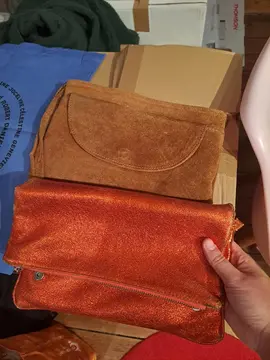 deux sacs, 1 en daim l'autre en cuir. anneau pour la bandouillère à reparer