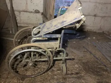 un très vieux fauteil roulant (poussièreux)