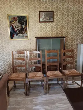 4 chaises en bois en très bon état. Les galettes en paille ne sont pas abîmées.URGENT.