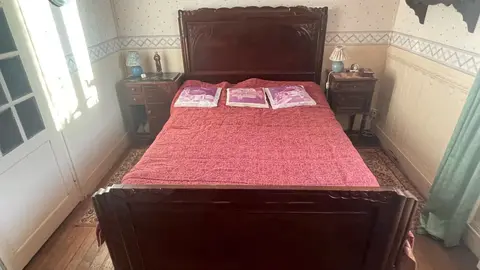 Lit 140 + Armoire + 2 chevets + 2 chaises