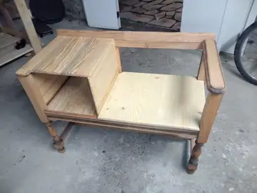 meuble ( dit" meuble téléphone")