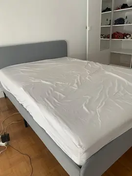 Lit avec matelas, bureau et chaise
