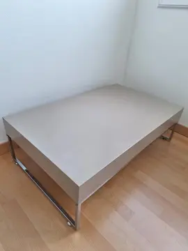 table basse avec plateau en verre