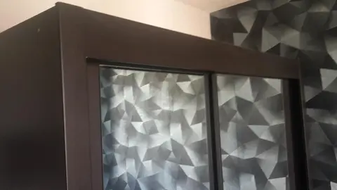 Armoire noire avec deux grandes portes miroirs