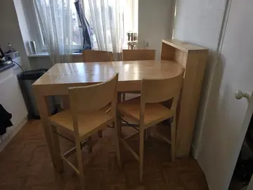 table hzute et 4 chaises hautes