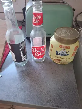 récipients en verre vides el mordjene, breizh cola, community cola