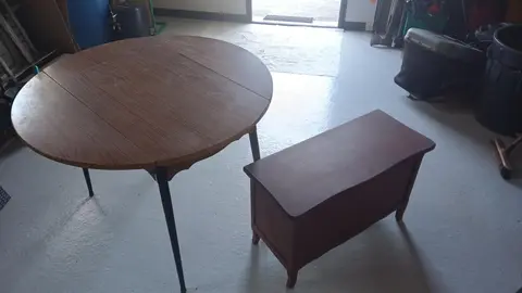 table formica, coffre bois