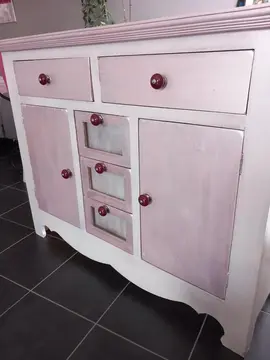 Bahut et petit meuble