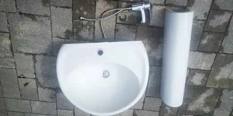 Lavabo sur colonne avec mitigeur