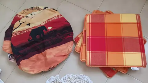 Galettes de chaise neuves et napperons