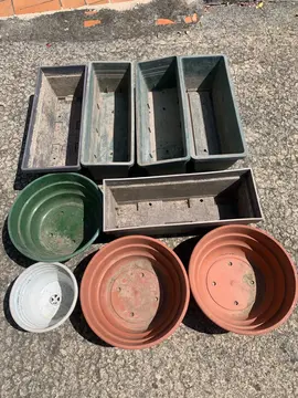 lot de pots de fleurs en plastique