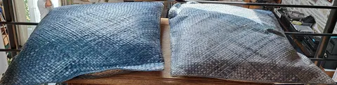 2 coussins tressés bleus