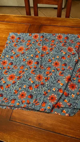 Coupon de tissu bleu fleurs orangées neuf
