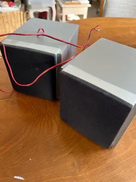 deux petites enceintes