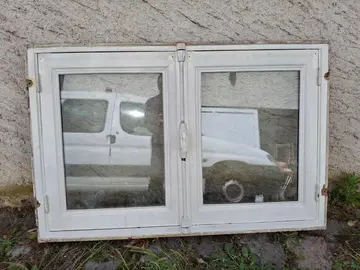 Fenêtre en chêne en très bon état equipé de double vitrage. Dimensions hors tout ==> larg 128 cm / h