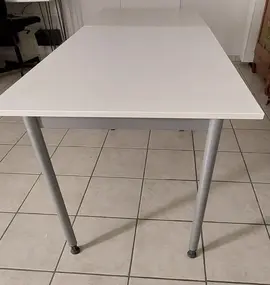 3 tables blanches pieds gris