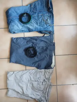Donne trois pantalons d'homme de 42 et 2 ceintures