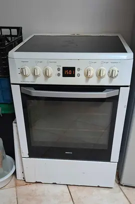 Donne four avec plaque