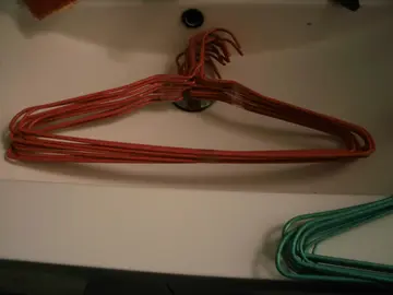 10 cintres rouges antidérapants