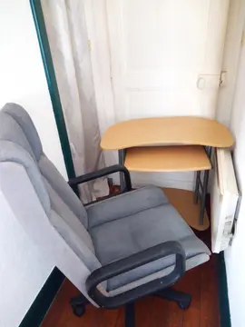 ancienne servante et fauteuil ordinateur